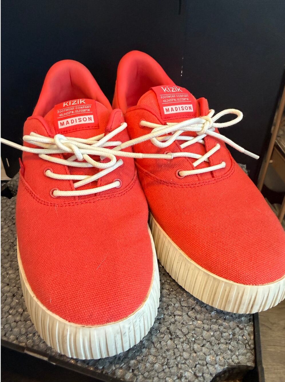 Kizik "Madison" women's hand's free sneakers red size 8.5 Like New